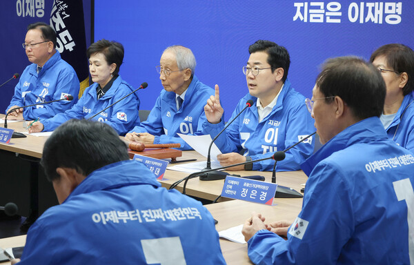 더불어민주당 중앙선거대책위원회가 26일 박범계·장경태 의원이 각각 발의한 법원조직법 개정안, 대법관 수를 100명으로 증원하는 내용을 담은 법안 철회를 결정했다. 사진=연합뉴스 