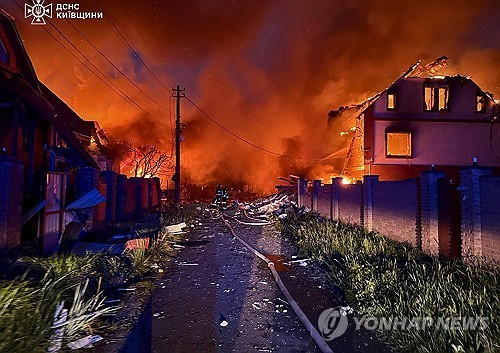 우크라이나의  수도 키이우에서 러시아의 공습을 받은 건물이 불길에 휩싸여 있다 (사진,  UPI=연합뉴스)