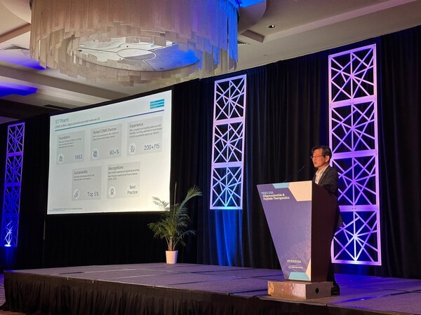 최석우 에스티팜 사업본부 본부장이 TIDES USA 2025에서 RNA 기반 치료제 플랫폼 사업 전반에 대한 기술력과 경쟁력을 소개했다.(사진=에스티팜)