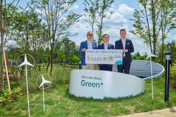 (왼쪽부터) 이훈규 아이들과미래재단 이사장, 김성보 서울시 행정2부시장, 마티아스 바이틀 메르세데스-벤츠 코리아 대표가 서울 보라매공원에 조성된 '그린플러스 도시숲'에서 기념촬영을 하고 있다. 사진=메르세데스-벤츠 코리아 제공