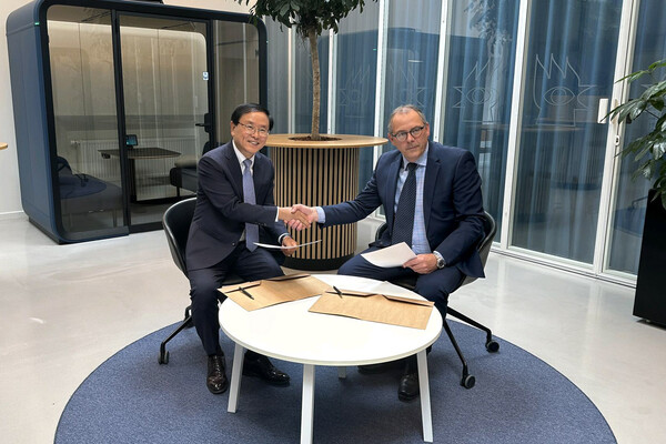 23일 글로벌 위험관리 역량 강화를 위한 전략적 파트너십 구축을 위한 업무협약식에서 강영구 화재보험협회 이사장(왼쪽)과 예스퍼 디틀레프 최고경영자가 기념촬영을 하고 있다. 사진=화재보험협회