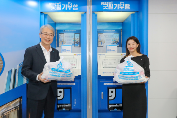 우리금융그룹의 우리금융미래재단은 장애인 일자리 생태계 구축과 기부문화 확산을 위해 ‘굿윌기부함’을 우리은행 소공동지점에 설치했다. (왼쪽부터) 임종룡 우리금융그룹 회장과 고객 대표가 굿윌기부함에 1호 기부를 하고 있다. 사진=우리금융그룹 제공