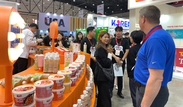 동원F&B 직원이 부스를 방문한 외국인에게 제품을 소개하고 있다. 사진=동원F&B
