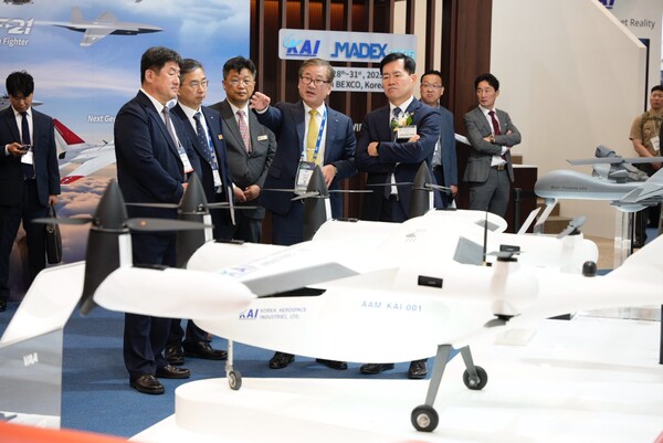 2025 국제해양방위산업전(MADEX)에서 KAI 부스를 방문한 석종건 방사청장에게 강구영 KAI 사장이 설명을 진행하고 있다. 사진=KAI