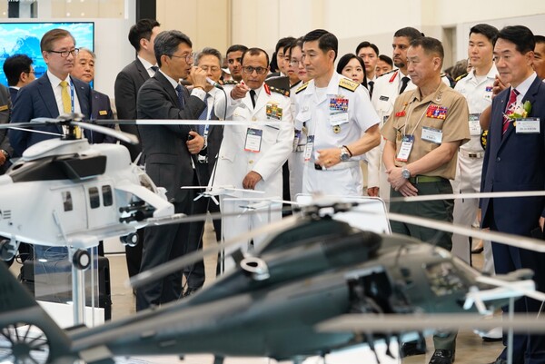 2025 MADEX에서 KAI 부스를 방문한 국내외 대표단. 사진=KAI