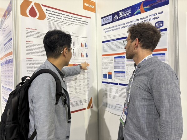 정창희 서울아산병원 내분비내과 교수(사진 왼쪽)가 참관객에게 연구 결과를 설명하고 있다.(사진=대웅제약)
