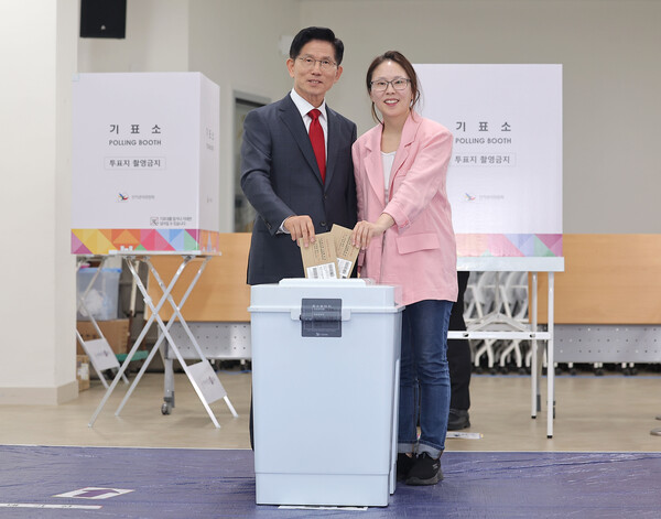 김문수 국민의힘 대선 후보가 21대 대통령선거 사전투표 첫날인 29일 인천 계양구 계양1동 주민센터 사전투표소에서 딸 동주씨와 함께 투표를 하고 있다. 사진=연합뉴스 