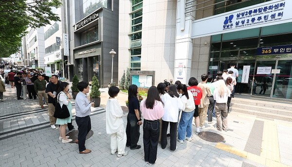 제21대 대통령선거 사전투표 첫날인 29일 서울 강남구 삼성2동주민센터에 마련된 사전투표소 앞에서  투표를 위해 기다리는 시민들의 줄이 길게 늘어서 있다. 사진=연합뉴스 