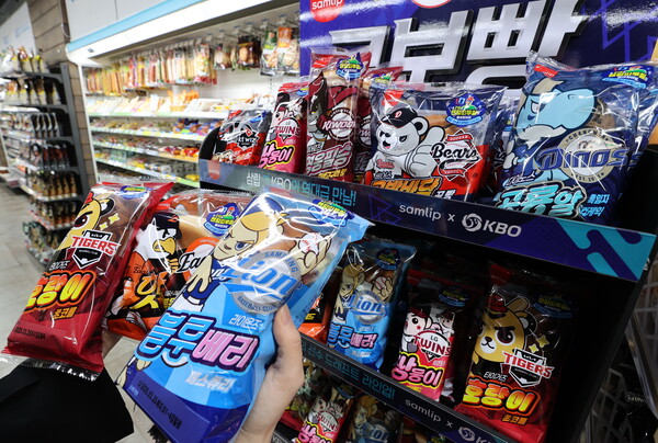SPC삼립이 한국야구위원회(KBO)와 협업해 출시한 ‘크보빵’(KBO빵). 사진=연합뉴스