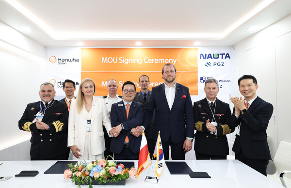 28일 마덱스 전시회 부스에서 어성철 한화오션 특수선사업부장 사장(왼쪽세 번째)과 마르친 링벨스키 PGZ SW 사장(왼쪽 네 번째), 모니카 코자키에비치 나우타 조선소 사장(왼쪽 두번째) 등 3사 관계자들이 참석한 가운데 함정 건조 협력을 위한 양해각서를 체결했다. 사진=한화오션