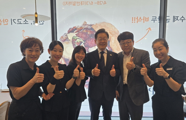 이재명 후보와 차이나플레인 직원들이 기념사진을 촬영하고 있다. 사진=차이나플레인