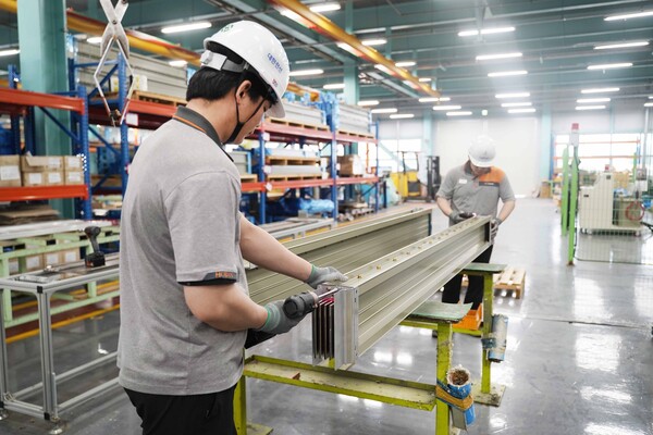 신규 버스덕트 공장에서 제품을 생산하는 직원. 사진=대한전선