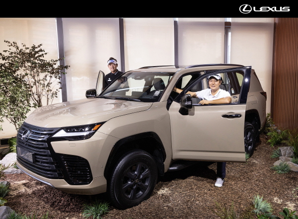 프로골퍼 박상현(왼쪽), 함정우 선수가 렉서스 디 올 뉴 LX 700h와 기념사진을 촬영하고 있다. 사진=렉서스코리아 제공