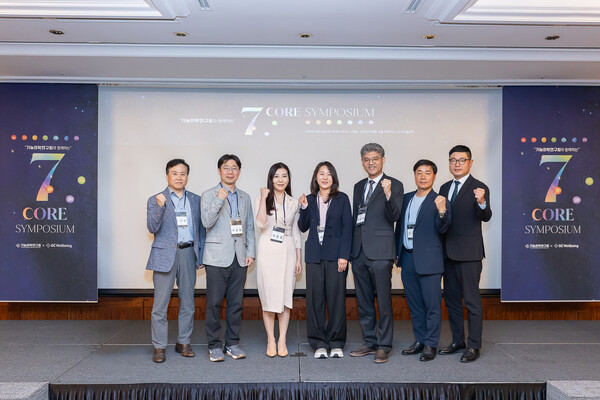(좌측부터) 김재원 GC녹십자웰빙 연구개발본부장, 이상훈 GC녹십자아이메드 과장, 이윤경 차움 교수, 서은경 서은경 교수, 박춘묵 더맑은클리닉 원장, 오상수 GC녹십자웰빙 경영기획실장, 한정엽 GC녹십자웰빙 IP본부장