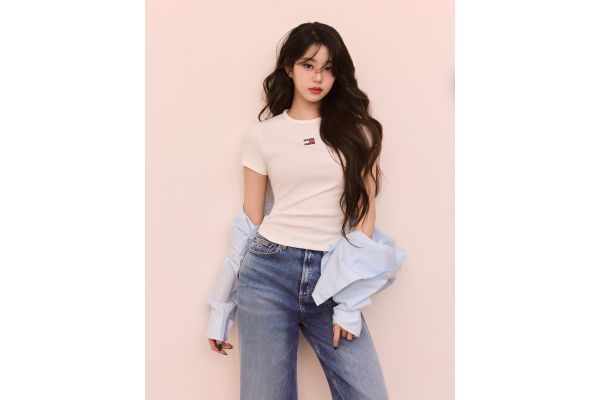 한섬이 '타미 진스(Tommy Jeans)'의 브랜드 앰버서더 장원영과 2025 여름 신상품을 선보인다. 사진=현대백화점 제공