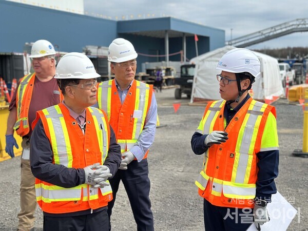 장인화 포스코그룹 회장이 지난달 29일(현지시간) 포스코퓨처엠과 GM 합작 양극재 생산법인인 캐나다 '얼티엄캠' 현장을 점검하고 있다. 사진=포스코홀딩스