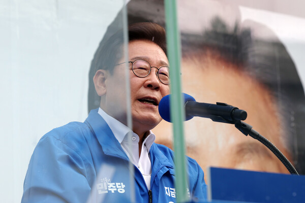 이재명 더불어민주당 대선 후보가 지난 29일 서울 송파구 잠실종합운동장 광장에서 집중 유세 벌이며, 지지를 호소하고 있다. 사진=연합뉴스 