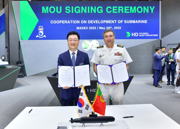 HD현대중공업이 부산 벡스코에서 열린 '국제방위산업전시회'(MADEX 2025)에서 포르투갈 해군과 업무협약(MOU)를 체결하고 기념 촬영을 하고 있다. (왼쪽부터) 주원호 HD현대중공업 특수선사업대표, 페르난도 피레스 포르투갈 해군 물자본부장. 사진=HD현대