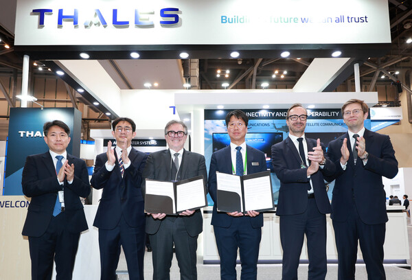 HD현대중공업이 부산 벡스코에서 열린 MADEX에서 프랑스 방산기업 탈레스와 MOU를 체결하고 기념 촬영을 하고 있다. 기 보나시 탈레스 수석 부사장(가운데 왼쪽), 이상봉 HD현대중공업 특수선사업부 설계부문장(가운데 오른쪽). 사진=HD현대