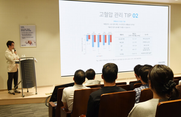 삼성바이오에피스 임직원들이 만성질환 특강을 듣고 있다.(사진=삼성바이오에피스)