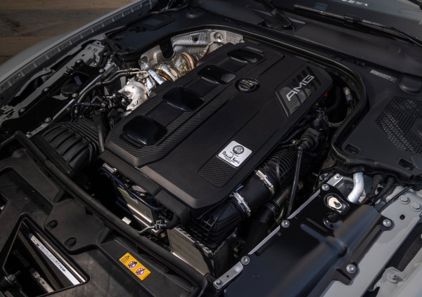 메르세데스-AMG SL 43의 엔진룸. 엔진에 조립자의 서명이 세겨진 명패가 붙어있다. 사진=메르세데스-벤츠