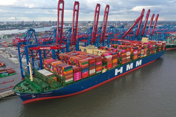 국내 해운업계는 계속되는 글로벌 지정학적 리스크와 선대 공급 과잉으로 국제해상운임료가 하락세이지만  압박을 겪고 있지만 올해 선방할 것으로 전망한다. 사진=HMM