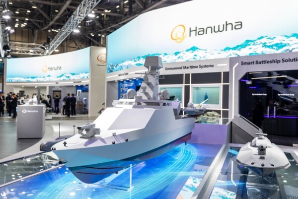 한화시스템이 부산 벡스코에서 열린 MADEX 2025에서 처음으로 공개한 전투용 무인수상정. 사진=한화시스템