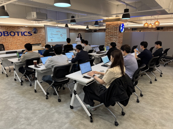 경기도 부천 티엑스알로보틱스 본사에서 직원들이 챗GPT 교육을 받고 있다. 사진=유진그룹 제공