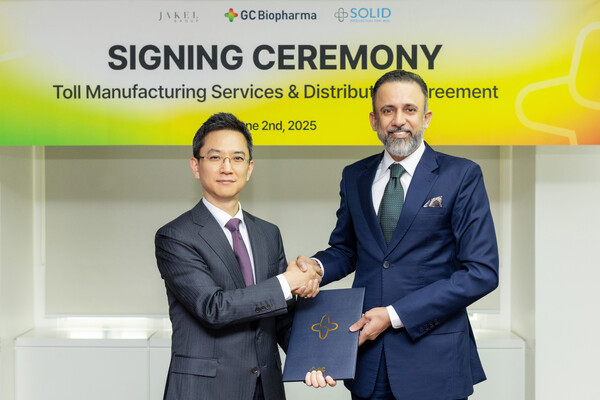 (왼쪽부터) 허은철 GC녹십자 대표,  Datuk Mohamed Nizam Bin Mohamed Jakel SISB CEO.(사진=GC녹십자)