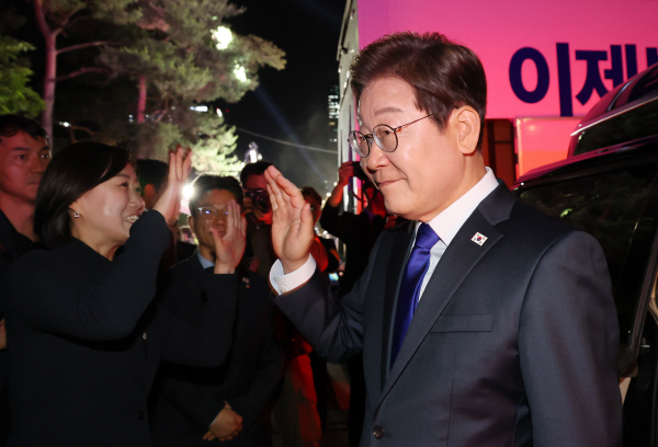 이재명 제21대 대통령이 시민들을 향해 인사하고 있다. 사진=연합뉴스