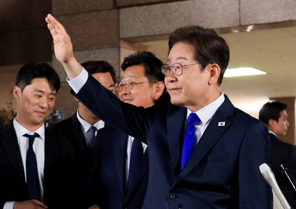 이재명 제21대 대통령이 지지자들에게 손을 흔들고 있다. 사진=연합뉴스