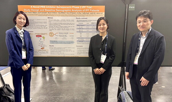 송진우 교수(맨 오른쪽)가 베르시포로신 포스터 발표 현장에서 관계자들과 함께하고 있다.(사진=대웅제약)