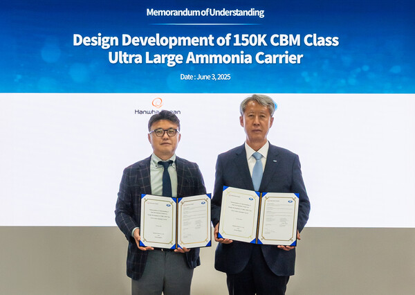 김종서 한화오션 상선사업부장 사장(왼쪽)과 이형철 한국선급 회장이 15만CBM급 초대형 암모니아운반선의 기술협력을 서명한 뒤 기념촬영을 하고 있다. 사진=한화오션