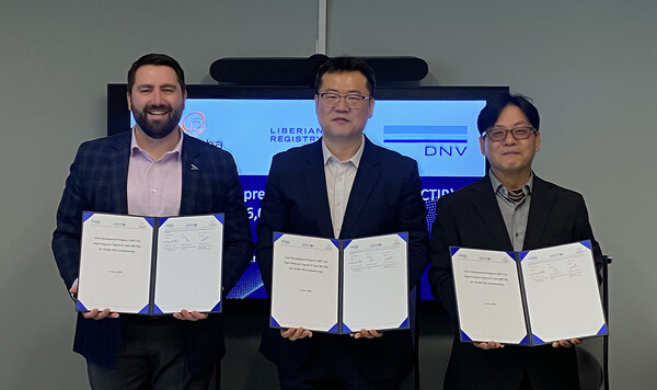 이정선 한화오션 기본설계담당 상무(가운데)와 이정훈 DNV 영업본부장(오른쪽) 등이 맥티브 연료탱크 관련 기술협력에 서명한 뒤 기념촬영을 하고 있다. 사진=한화오션