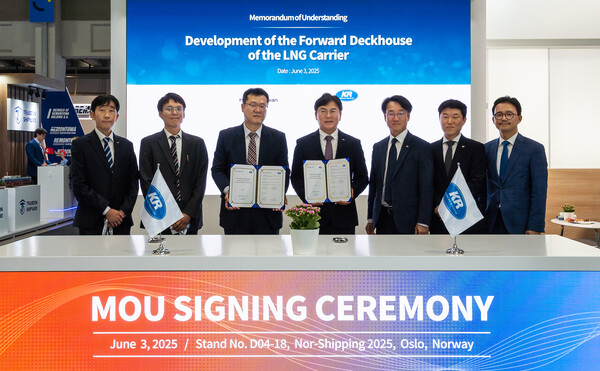 이정선 한화오션 기본설계담당 상무(왼쪽 세 번째)와 연규진 한국선급 도면승인실장 상무(왼쪽 네 번째) 등 양사 관계자들이 LNG운반선의 선수거주구 배치변경 설계 관련 기술협력에 서명한 뒤 기념촬영을 하고 있다. 사진=한화오션