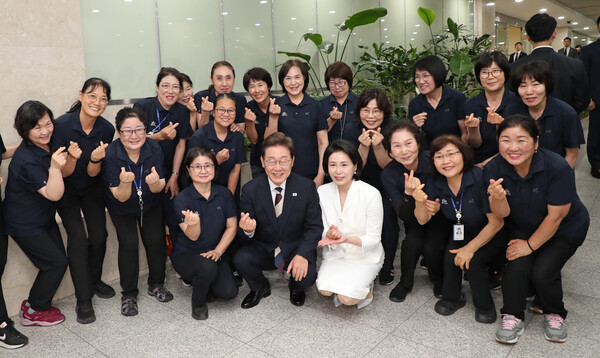 이재명 대통령과 부인 김혜경 여사가 국회 로텐더홀에서 취임선서를 마치고 국회 청소노동자들과 만나 감사 인사를 전한 뒤 기념사진을 촬영하고 있다. 사진=국회사진기자단 