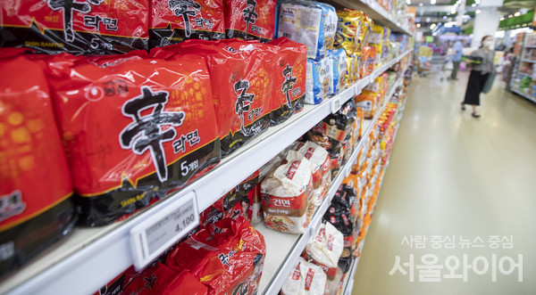 서울시내 대형마트를 찾은 시민이 장을 보고 있다. 치솟는 먹거리 물가를 안정시키는 것이 새 정부의 최우선 민생 과제가 될 것으로 보인다. 서울와이어DB