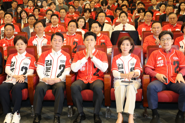 국민의힘 김용태 비상대책위원장, 안철수, 나경원 의원 등이 3일 서울 여의도 국회도서관에 마련된 국민의힘 제21대 대통령선거 개표상황실에서 방송사 출구조사 결과를 지켜보고 있다. 사진=연합뉴스