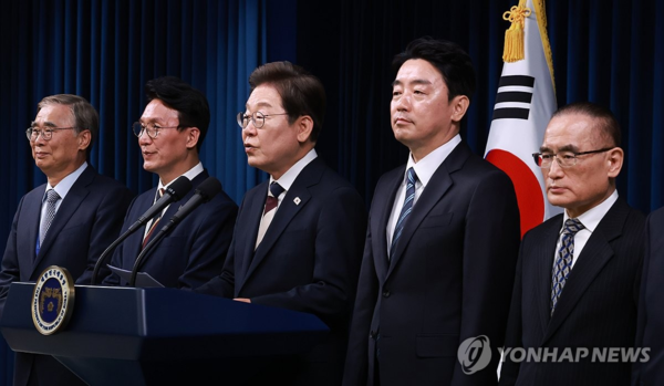 4일 이재명 대통령이 정부 인선을 발표했다. (왼쪽부터) 이종석 국가정보원장 후보자, 김민석 국무총리 후보자, 이 대통령, 강훈식 대통령비서실장, 위성락 안보실장. (사진=연합뉴스)