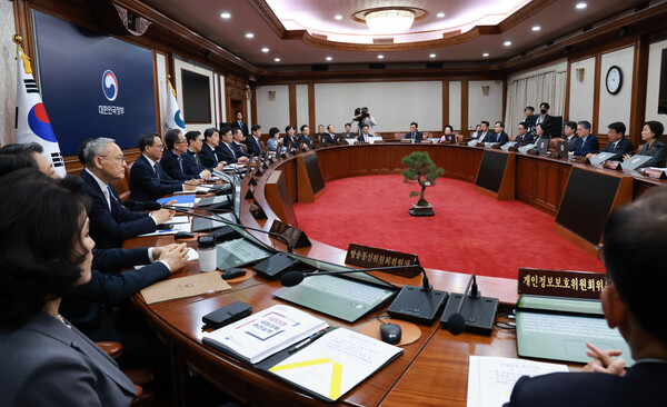  이재명 제21대 대통령의 임기가 시작된 4일 각 부처의 장·차관들이 일괄적으로 사직서 제출했다. 사표 수리 여부는 이재명 대통령 결정에 따라 달라질 것으로 보이는 가운데 윤석열 정부의 각료들과 ‘불편한 동거’를 피할 수 없게 됐다는 전망이 나온다. 사진=연합뉴스  
