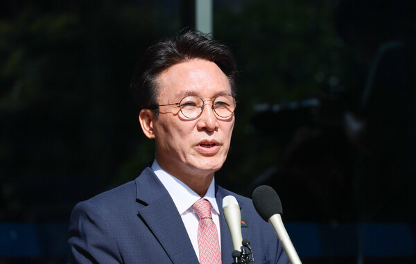 이재명 정부 초대 국무총리로 지명된 김민석 내정자가 5일 울 종로구 통의동 금융감독원 연수원에 마련된 인사청문회 준비 사무실 첫 출근길에 기자들과 만나 질의에 답하고 있다. 사진=연합뉴스 