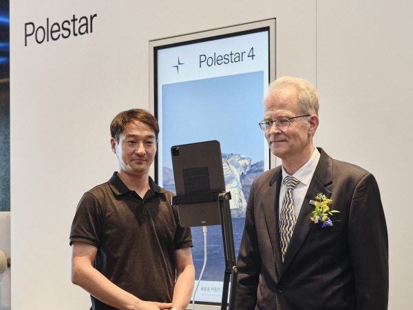 칼-울르프 안데르손 주한스웨덴대사가 4일 서울 용산구 그랜드 하얏트 서울에서 개최된 '2025 스웨덴 데이'의 폴스타 부스에서 AI 드로잉 머신을 체험하고 있다. 사진=폴스타 제공