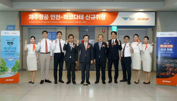 5일 인천국제공항에서 진행된 제주항공 인천~하코다테 노선 신규 취항식에 참석한 김이배 대표이사(왼쪽에서 다섯번째)와 정재필 커머셜본부장(왼쪽에서 여섯번째) 등 임직원들이 신규 취항편 승무원들과 기념촬영을 하고있다. 사진=제주항공