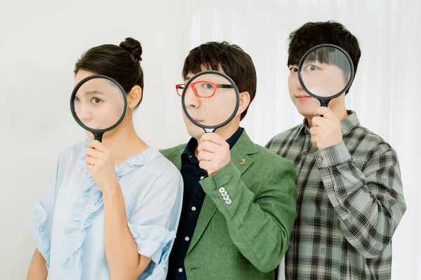 이동진 영화 평론가와 궤도 과학 커뮤니케이터, 안현모 기자 출신 방송인이 라플위클리 시즌4 런칭 기념사진을 촬영하고 있다. 사진=한화생명