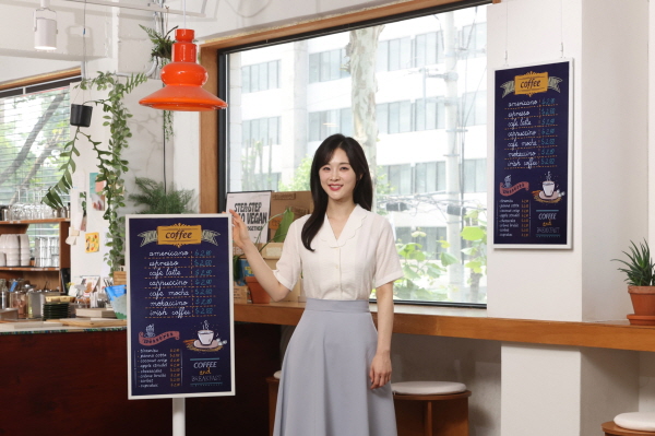 삼성전자 모델이 '삼성 컬러 이페이퍼' 앞에서 사진을 촬영하고 있다. 사진=삼성전자 제공