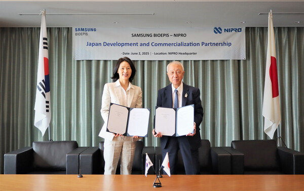 삼성바이오에피스 김경아 사장(왼쪽)과 니프로 코퍼레이션 사노 요시히코 사장(오른쪽)이 파트너십 계약을 체결하고 기념 사진을 촬영하고 있다.(사진=삼성바이오에피스)
