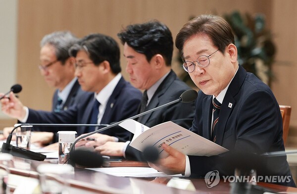 이재명 대통령이 9일 서울 용산 대통령실 청사에서 열린 비상경제점검 2차 태스크포스(TF) 회의에서 발언 중 회의 자료를 살피고 있다.  (사진,  연합뉴스 제공)