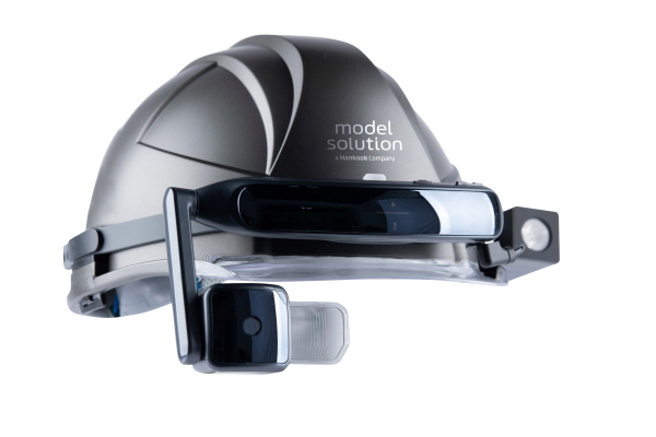 모델솔루션이 2024년 출시한 산업용 AR 디바이스. 사진=한국앤컴퍼니그룹 제공