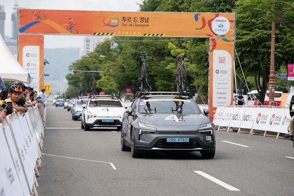 폴스타 차량들이 '투르 드 경남' 경기에 참여하고 있다. 사진=폴스타 제공