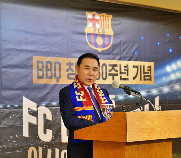 윤홍근 제너시스BBQ 그룹 회장이 2025 FC바르셀로나 아시아투어 서울 매치 후원을 기자간담회를 통해 발표하고 있다. 사진=제너시스BBQ 그룹